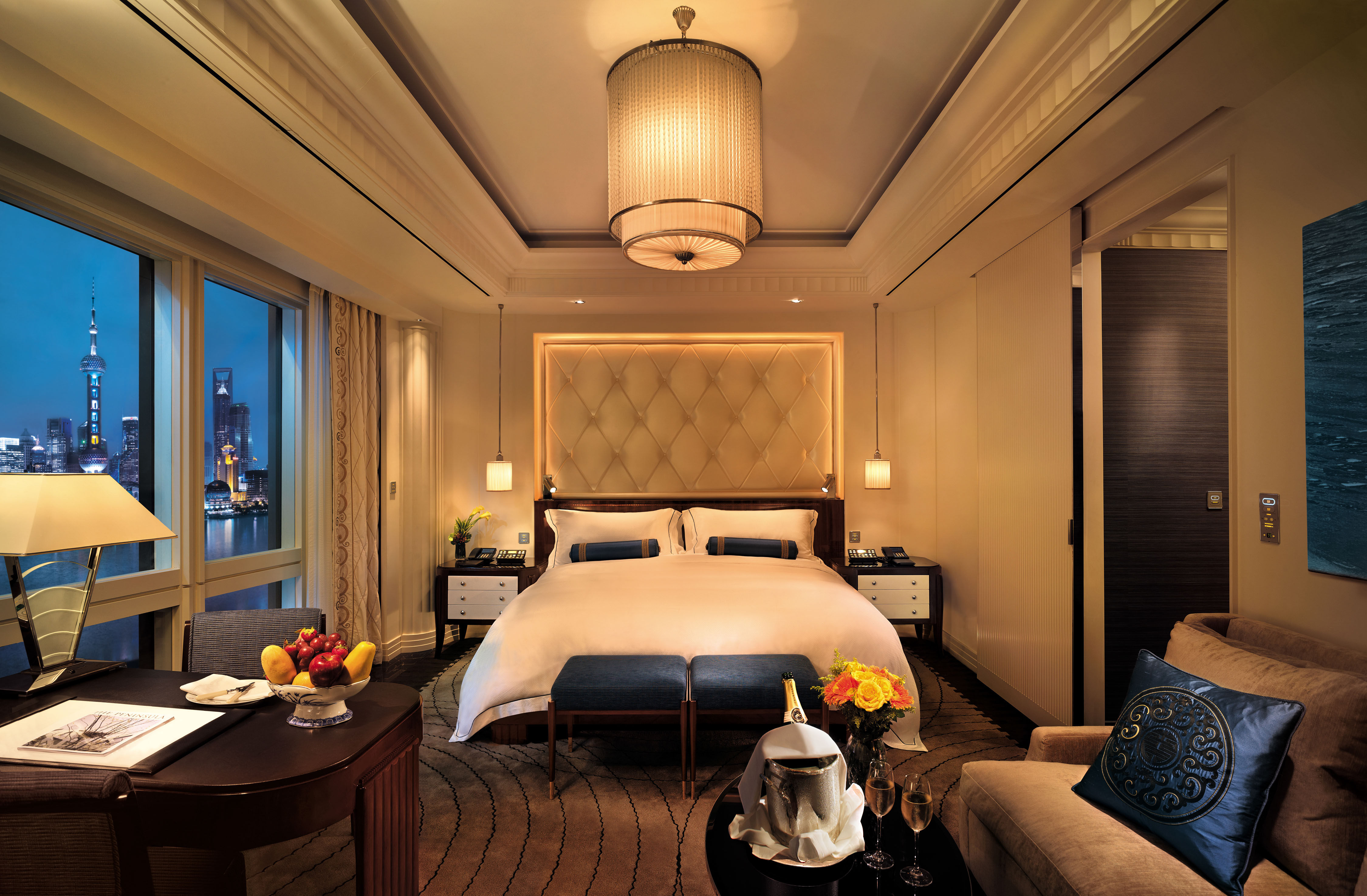 3d Rendering Beautiful Luxury Bedroom Suite In Hotel With Tv Stock Photo -  Download Image Now - iStock